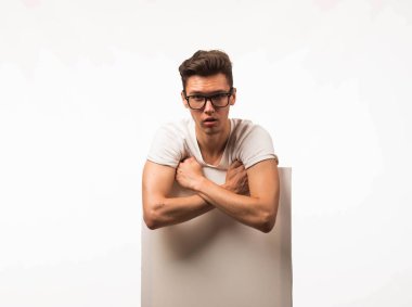 Sunu gösterilen, afiş üzerinde işaret ciddi delikanlı.