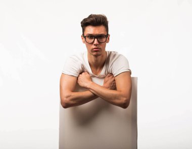 Sunu gösterilen, afiş üzerinde işaret ciddi delikanlı.