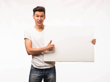 Genç sunu gösterilen, afiş üzerinde işaret eden adam şaşırttı.