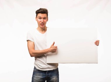 Genç sunu gösterilen, afiş üzerinde işaret eden adam şaşırttı.