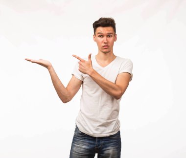 Eller tarafından gösterilen genç şaşırmış adam.