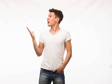 Eller tarafından gösterilen genç şaşırmış adam.