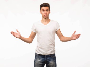 Eller tarafından gösterilen genç şaşırmış adam.