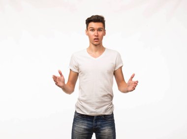 Eller tarafından gösterilen genç şaşırmış adam.