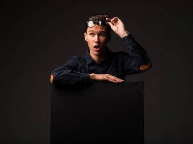 Genç sunu gösterilen, afiş üzerinde işaret eden adam şaşırttı.