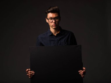 Sunu gösterilen, afiş üzerinde işaret kendine güvenen delikanlı.