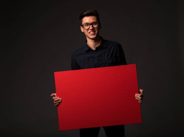 Sunu gösterilen, afiş üzerinde işaret mutlu delikanlı.