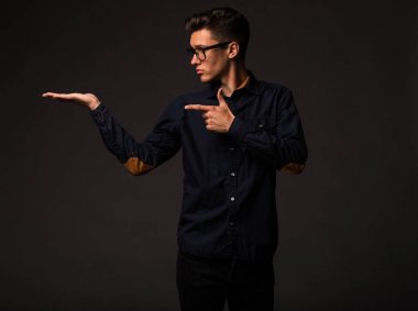 Eller tarafından gösterilen genç gizemli adam.