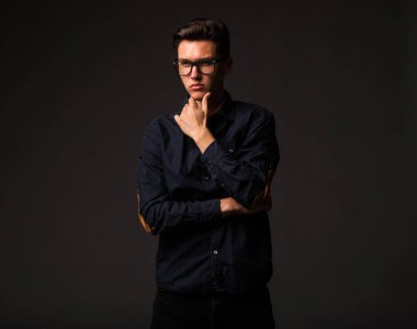 Kendine güvenen delikanlı eller tarafından gösterilen.