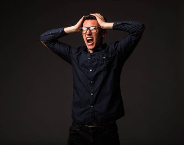 Kızgın delikanlı eller tarafından gösterilen.