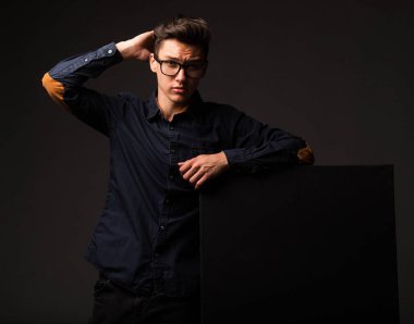 Sunu gösterilen, afiş üzerinde işaret dalgın delikanlı.