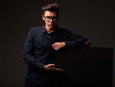 Sunu gösterilen, afiş üzerinde işaret kendine güvenen delikanlı.