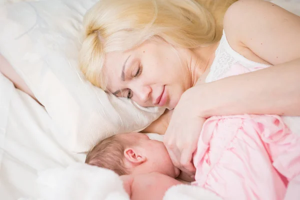 Feliz bebé acostado al lado de la madre. Lactancia materna . —  Fotos de Stock