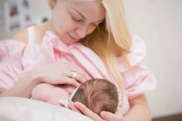 Feliz bebé acostado al lado de la madre. Lactancia materna . —  Fotos de Stock