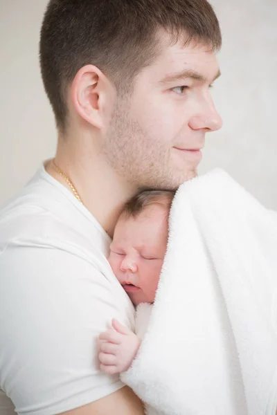 Bebé recién nacido y su feliz padre joven . — Foto de Stock