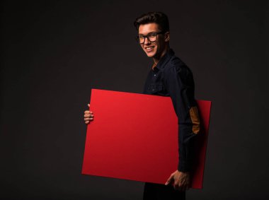 Sunu gösterilen, afiş üzerinde işaret eden adam genç sevindim.