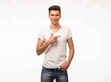 Mutlu delikanlı eller tarafından gösterilen.