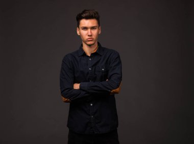 Kendine güvenen delikanlı.