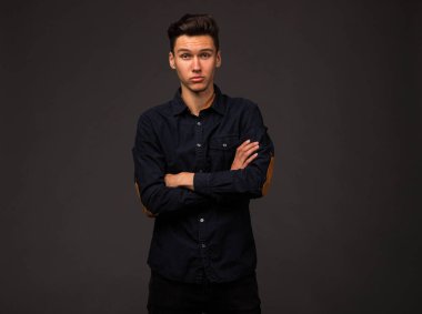 Genç şaşırmış adam.