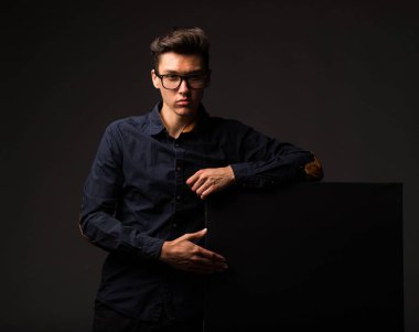 Sunu gösterilen, afiş üzerinde işaret kendine güvenen delikanlı.