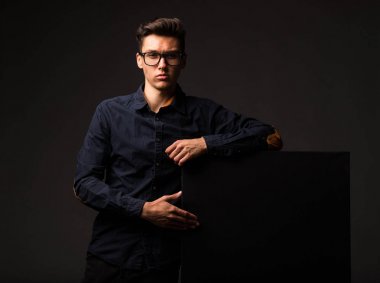 Sunu gösterilen, afiş üzerinde işaret kendine güvenen delikanlı.