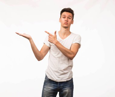 Eller tarafından gösterilen genç şaşırmış adam.