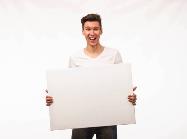 Sunu gösterilen afişini üzerinde işaret neşeli bir adam.