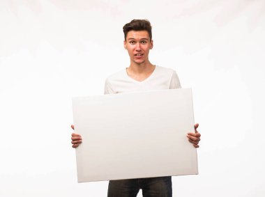 Sunu gösterilen, afiş üzerinde işaret eden genç fearfulman.