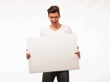 Sunu gösterilen afişini üzerinde işaret neşeli bir adam.