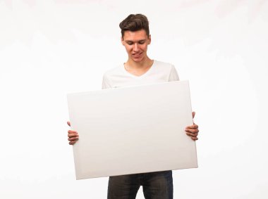 Sunu gösterilen, afiş üzerinde işaret dalgın delikanlı.