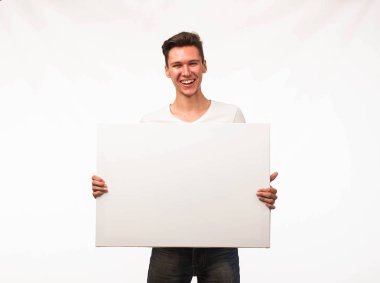 Sunu gösterilen afişini üzerinde işaret neşeli bir adam.