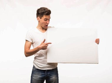 Genç sunu gösterilen, afiş üzerinde işaret eden adam şaşırttı.