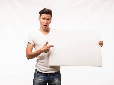 Genç sunu gösterilen, afiş üzerinde işaret eden adam şaşırttı.