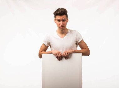 Genç sunu gösterilen, afiş üzerinde işaret eden adam şaşırttı.