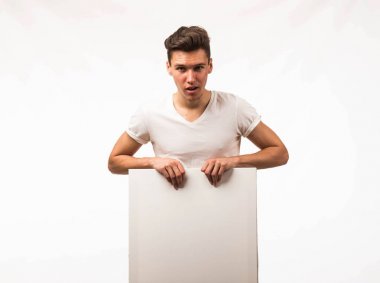 Genç sunu gösterilen, afiş üzerinde işaret eden adam şaşırttı.