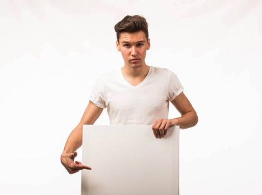 Sunu gösterilen, afiş üzerinde işaret kendine güvenen delikanlı.