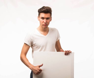 Sunu gösterilen, afiş üzerinde işaret kendine güvenen delikanlı.