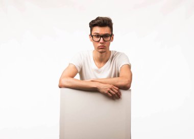 Sunu gösterilen, afiş üzerinde işaret kendine güvenen delikanlı.