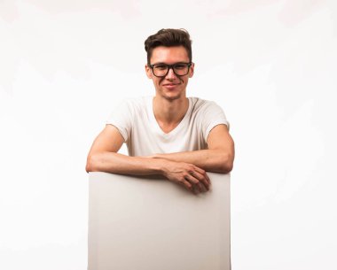 Sunu gösterilen, afiş üzerinde işaret mutlu delikanlı.