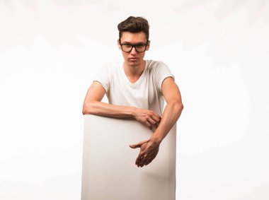 Sunu gösterilen, afiş üzerinde işaret kendine güvenen delikanlı.