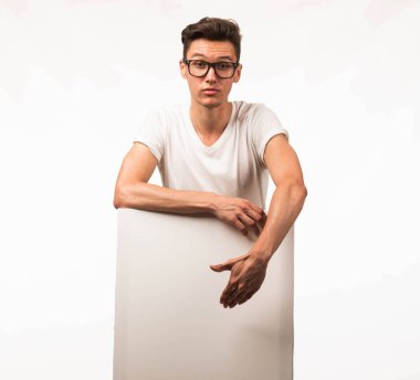 Genç sunu gösterilen, afiş üzerinde işaret eden adam şaşırttı.