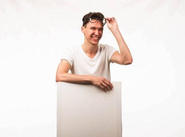 Sunu gösterilen, afiş üzerinde işaret mutlu delikanlı.