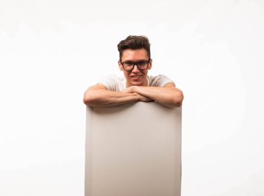 Sunu gösterilen, afiş üzerinde işaret mutlu delikanlı.