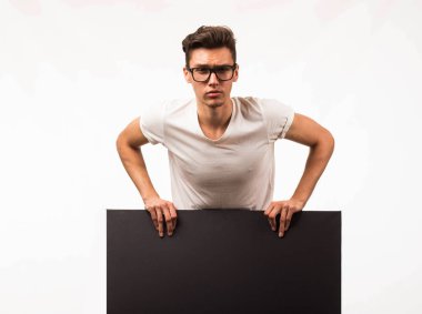 Sunu gösterilen, afiş üzerinde işaret meraklı delikanlı.