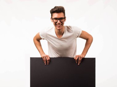 Sunu gösterilen afişini üzerinde işaret neşeli bir adam.