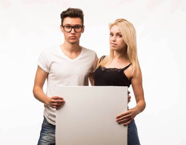 Kendine güvenen genç çift gösteren sunu işaretleme tasarlamak.