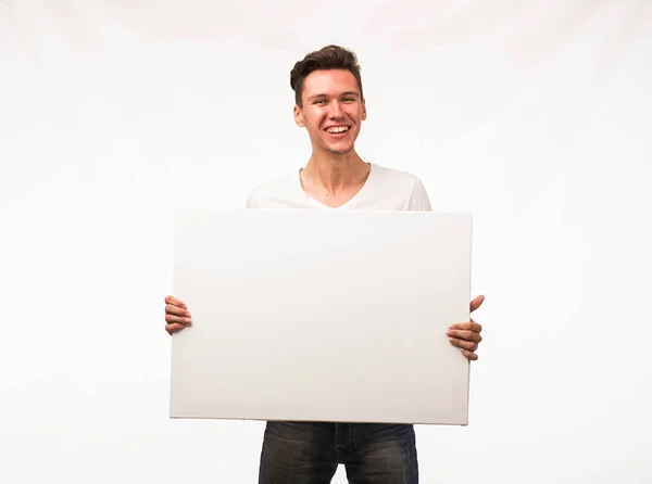 Glad ung visar presentationen, pekar på plakatet. — Stockfoto