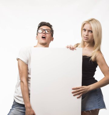 Sunu işaret gösterilen genç şaka çift tasarlamak.