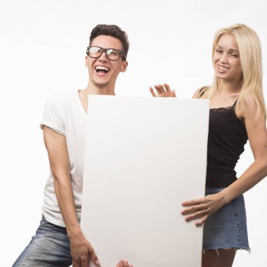 Sunu işaret gösterilen genç şaka çift tasarlamak.