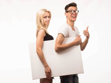 Genç çift gösteren sunu işaretleme tasarlamak.